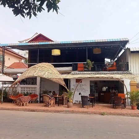 Nomad Guesthouse Kratie Exterior foto