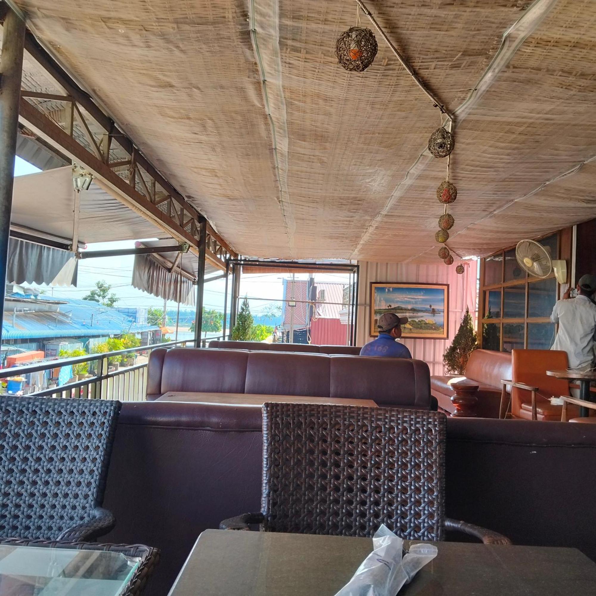Nomad Guesthouse Kratie Exterior foto